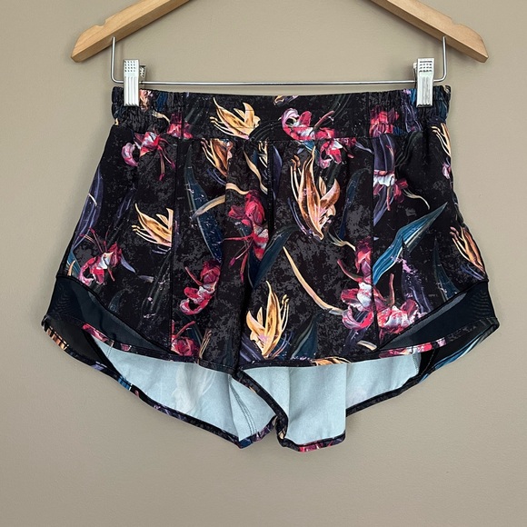 lululemon athletica Pants - {Lululemon} Hotty Hot Low-Rise Lined Short 4" in Veiled Floral Black Multi